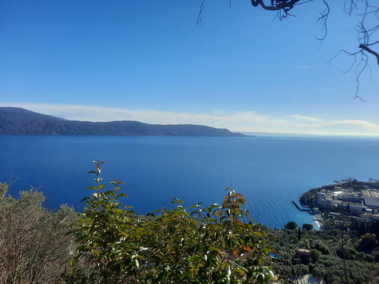 Cammino di Sant'Ercolano con vista sul lago di Garda