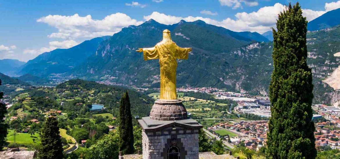 La Valle Camonica vista dalla statua di Cristo Re a Bienno