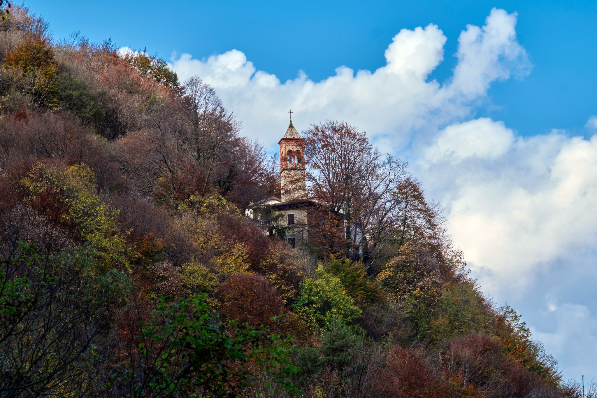 Santuario della Madonna di Rio Secco di Capovalle immerso nel fascino autunnale | ph Eliana Lombardi
