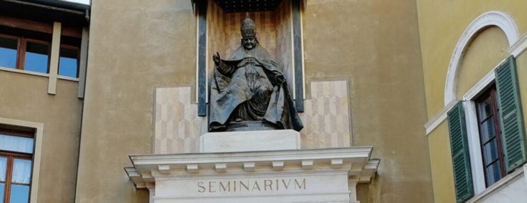 Statua dedicata a Papa Roncalli di Giacomo Manzù - Seminario Vescovile di Bergamo
