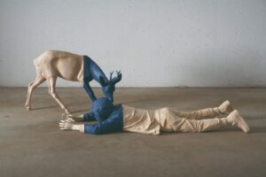 Willy Verginer “The human whisperer” (il sussurratore umano), legno di tiglio e colore acrilico, 2023 70x235x82 cm