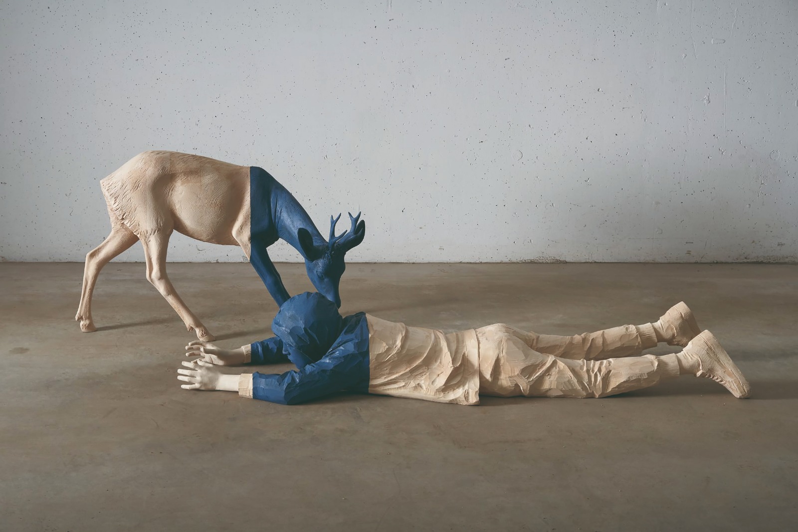 Willy Verginer “The human whisperer” (il sussurratore umano), legno di tiglio e colore acrilico, 2023 70x235x82 cm