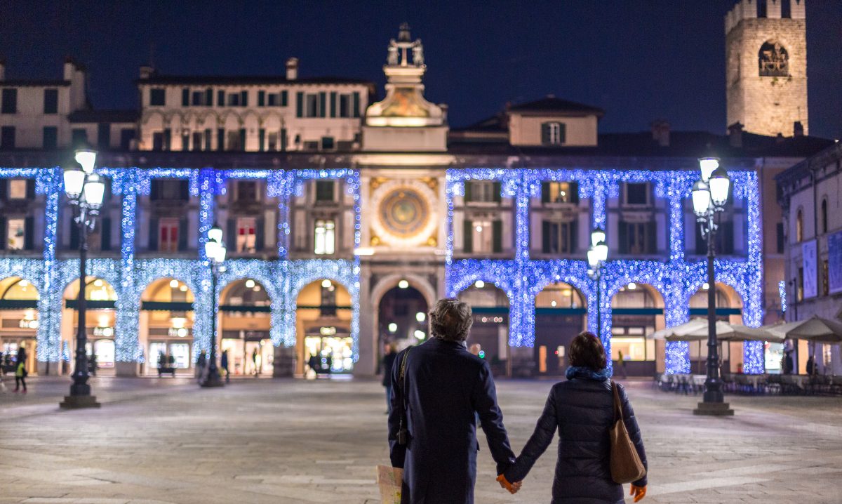 coppia che passeggia in piazza loggia (Brescia) addobbata a Natale