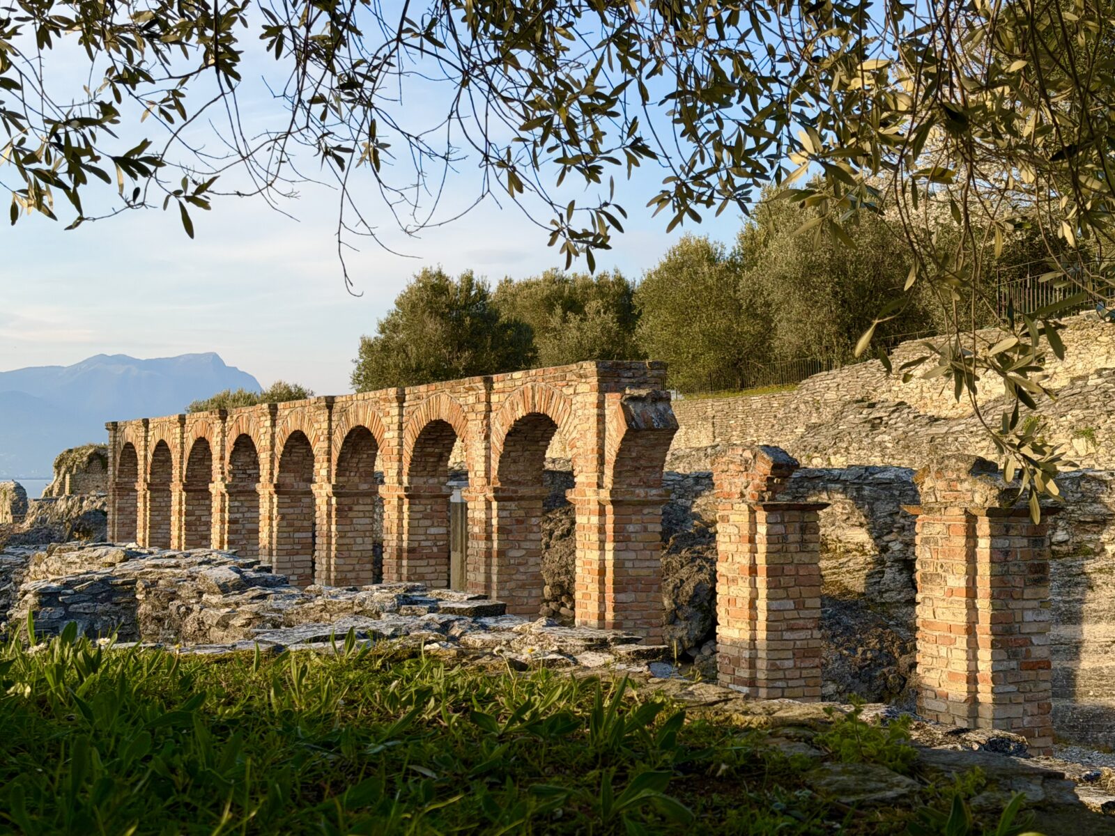 Grotte di Catullo, lago di Garda