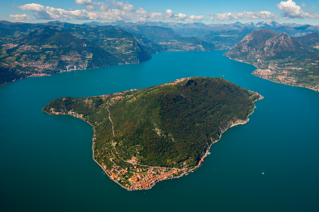 Lago d'Iseo con al centro Monte Isola