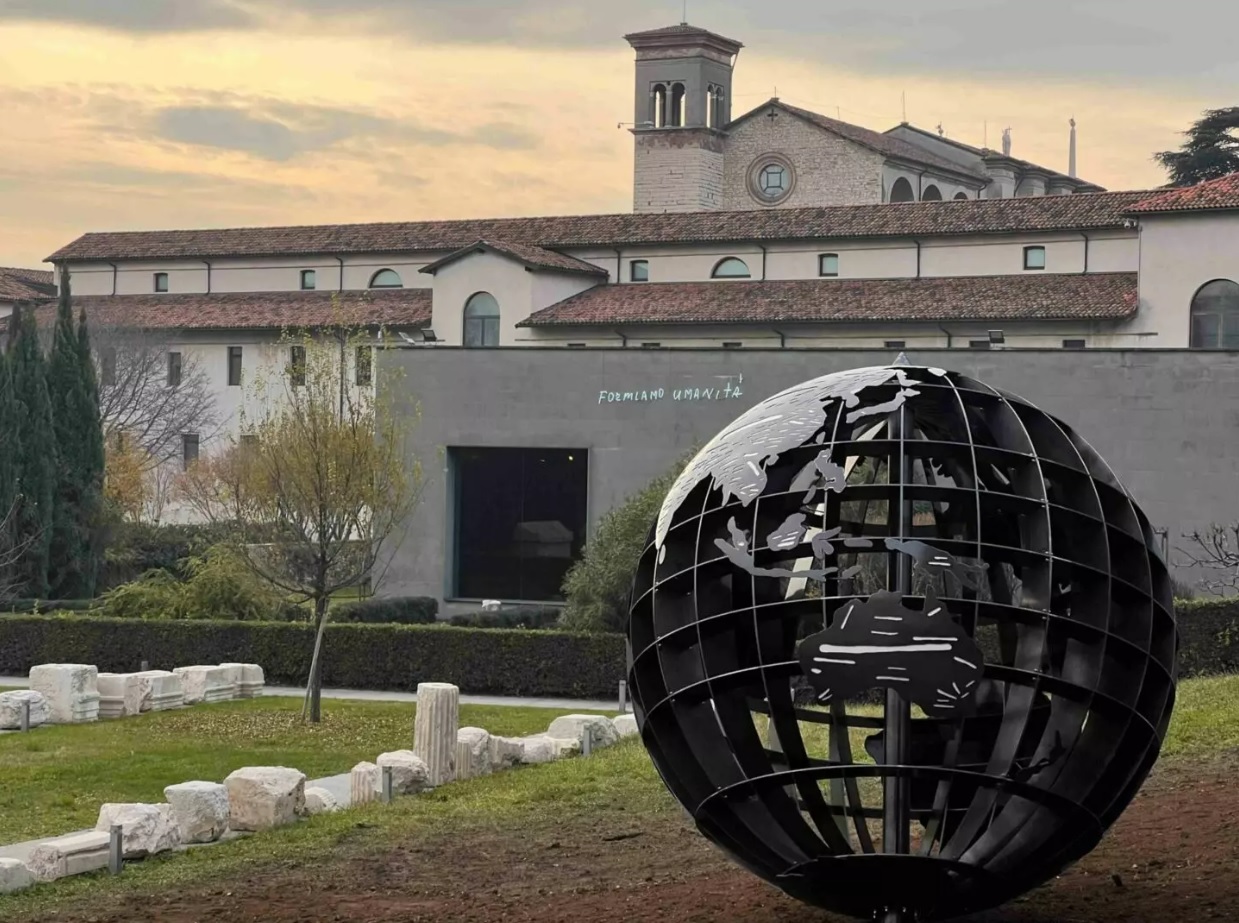 Opera Emilio Isgrò "Mondo d'acciaio", Museo Santa Giulia di Brescia