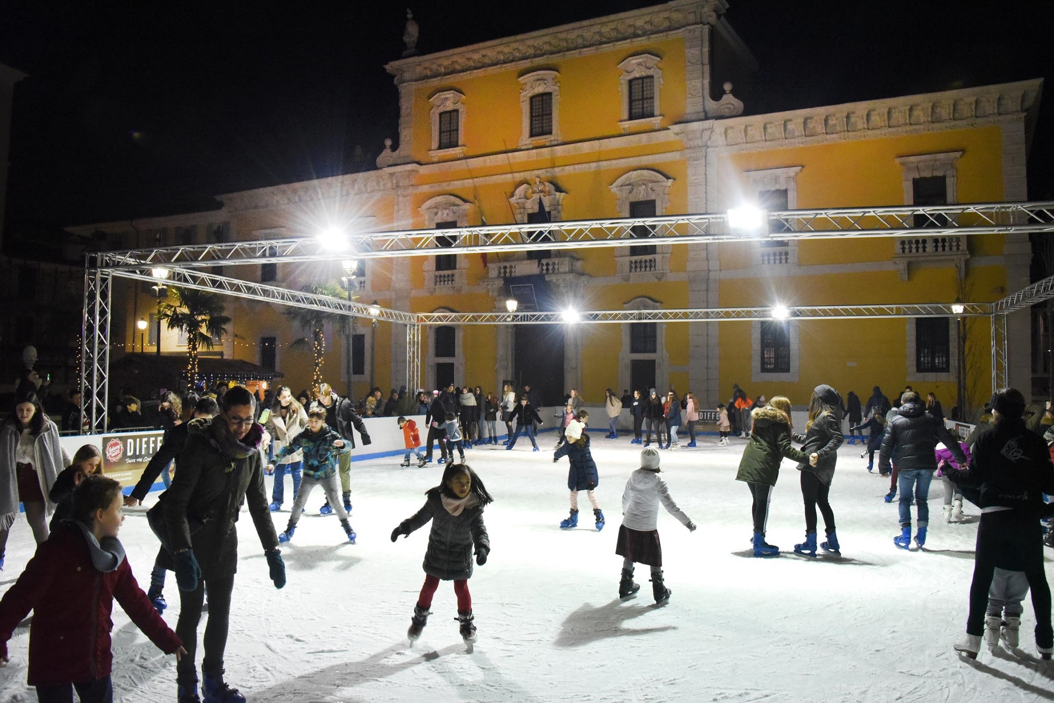 Pista pattinaggio su ghiaccio a Brescia, piazza Mercato